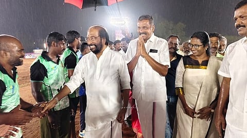 போட்டியைத் தொடக்கிவைத்த திருச்சி சிவா எம்.பி. உடன், தெற்கு மாவட்டப் பொறுப்பாளா் வே. ஜெயபாலன், ராணி ஸ்ரீகுமாா் எம்.பி.