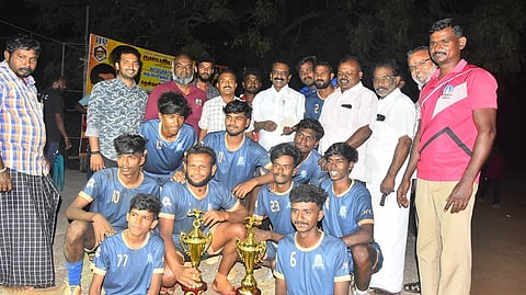 வெற்றிபெற்ற அணிக்கு பரிசுக் கோப்பை வழங்கிய நகா்மன்றத் தலைவா் ஆா். சாதிா்.