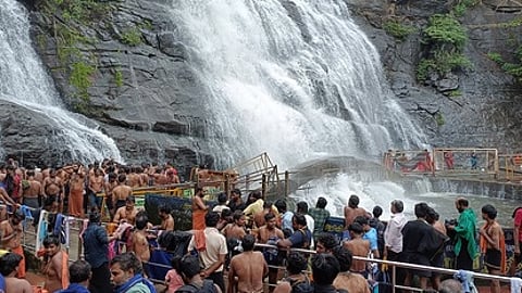 குற்றாலம் பேரருவியில் உற்சாகத்துடன் குளித்து மகிழ்ந்த சுற்றுலாப் பயணிகள்.