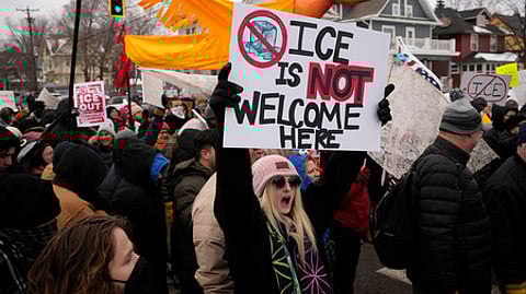 குடியேற்ற அதிகாரியால் பெண் சுட்டுக் கொல்லப்பட்ட சம்பவத்தை கண்டித்து மினியாபொலிஸ் நகரில் சனிக்கிழமை பேரணியாகச் சென்ற பொதுமக்கள்.