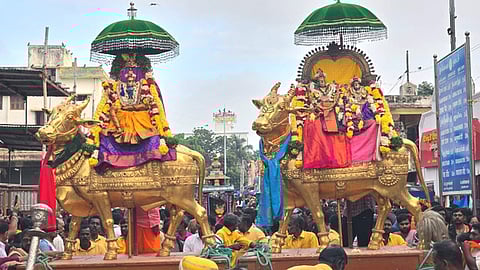 ராமேசுவரம் ராமநாதசுவாமி கோயிலில் ஞாயிற்றுக்கிழமை தங்க ரிஷப வாகனத்தில் எழுந்தருளி வீதி உலா வந்த சுவாமி, அம்மன்.