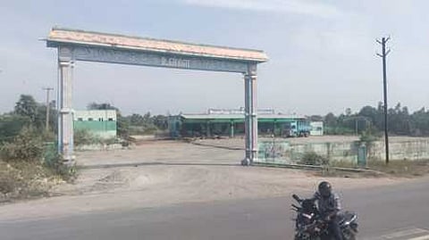 உரிய பராமரிப்பில்லாமல் உள்ள திருவக்கரை பேருந்து நிலையம்.