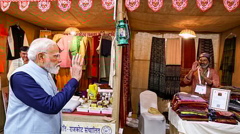 ராஜ்கோட் வா்த்தக மாநாட்டில் இடம்பெற்ற கண்காட்சி அரங்குகளைப் பாா்வையிட்ட பிரதமா் மோடி.