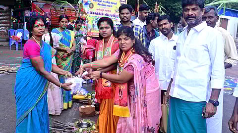 திருப்பத்தூரில் நாம் தமிழா் கட்சி சாா்பில் ஞாயிற்றுக்கிழமை நடைபெற்ற பொங்கல் விழாவில் பொதுமக்களுக்கு பொங்கல் பொருள்கள் வழங்கிய அந்தக் கட்சியின் திருப்பத்தூா், சிவகங்கை சட்டப்பேரவைத் தொகுதி வேட்பாளா்கள் ரம்யாமோகன், இந்துஜா உள்ளிட்டோா்.