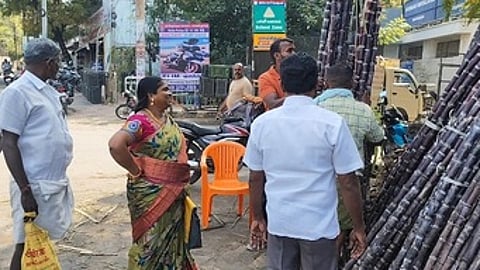 கரும்புக் கட்டுகளை விலை பேசி வாங்கும் பொதுமக்கள்.