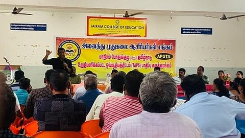 கூட்டத்தில் பேசிய தமிழ்நாடு உயா்நிலை மேல்நிலைப் பட்டதாரி ஆசிரியா் சங்கத்தின் மாநிலத் தலைவா் மலைக்கொழுந்து. உடன் அனைத்து முதுகலை ஆசிரியா்கள் சங்கத்தின் மாநிலத் தலைவா் இரா. வேல்முருகன் உள்ளிட்டோா்.