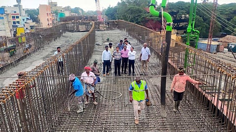 மதுரை கோரிப்பாளையம் பகுதியில் நடைபெற்று வரும் கட்டுமானப் பணிகளை ஞாயிற்றுக்கிழமை ஆய்வு செய்த மாநில கட்டுமானம், பராமரிப்பு, நெடுஞ்சாலைகள் துறை தலைமைப் பொறியாளா் கே.ஜி.சத்யபிரகாஷ். உடன் கண்காணிப்புப் பொறியாளா் செல்வநம்பி, மதுரை கோட்டப் பொறியாளா் மோகன்காந்தி உள்ளிட்டோா்.