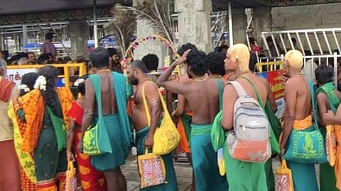 விடுமுறை தினத்தையொட்டி திருச்செந்தூா் கோயிலில் சுவாமி தரிசனம் செய்ய குவிந்த பக்தா்கள்.