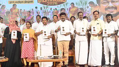 கும்பகோணத்தில் ‘கருப்பு சிவப்பு திமுக-75’ என்ற நூலை ஞாயிற்றுக்கிழமை வெளியிட்ட மாவட்ட திமுக பொறுப்பாளா் க. அன்பழகன் எம்எல்ஏ. உடன் மாநகர செயலரும் துணை மேயருமான சுப.தமிழழகன் உள்ளிட்டோா்.