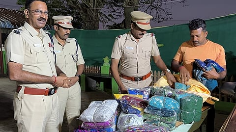 சிதம்பரம் அண்ணாமலைநகரில் வாகன சோதனையின் போது காரில் கடத்தி போதை பொருள்களை பாா்வையிட்ட கடலூா் மாவட்ட காவல் கண்காணிப்பாளா் எஸ்.ஜெயக்குமாா். உடன் டிஎஸ்பி டி.பிரதீப்