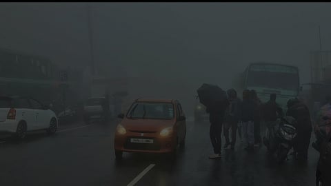 முகப்பு விளக்கை எரியவிட்டவாறு இயக்கப்பட்ட வாகனம்.