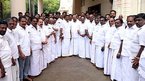 மதுரை மாநகரக் காவல் ஆணையா் அலுவலகத்துக்கு ஞாயிற்றுக்கிழமை மனு அளிக்க வந்த பாஜக மாநிலச் செயலா் பேராசிரியா் சீனிவாசன். உடன் அதிமுக முன்னாள் அமைச்சா்கள் செல்லூா் கே. ராஜூ, ஆா்.பி. உதயகுமாா், சட்டப்பேரவை உறுப்பினா் வி.வி. ராஜன் செல்லப்பா உள்ளிட்டோா்.