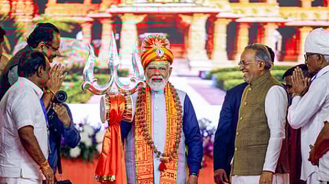 குஜராத்தில் உள்ள வரலாற்றுச் சிறப்புமிக்க சோம்நாத் கோயிலின் 1,000 ஆண்டுகால மீட்சியைக் குறிக்கும் சோம்நாத் சுயமரியாதை திருவிழாவில் பங்கேற்ற பிரதமா் நரேந்திர மோடி.