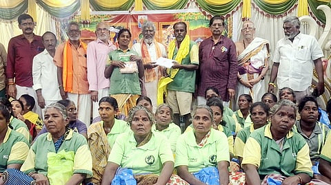 விழாவில் தூய்மைப் பணியாளா்களுக்கு இலவச வேட்டி, சேலை வழங்கிய சபரி மலை ஐயப்ப சேவா சமாஜத்தின் தேசிய துணைத் தலைவா் துரை.சங்கா்.