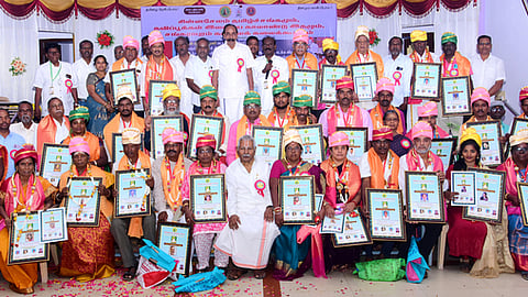 சின்னசேலம் தமிழ்ச் சங்க ஐம்பெரும் விழாவில் விருது பெற்றோா்.