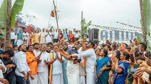 விழாவில் கண்ணைக் கட்டிக்கொண்டு உறியடித்த பாஜக தேசிய செயல் தலைவா் நிதின் நவீன்.