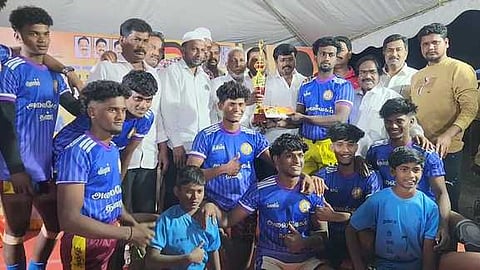 போட்டிகளில் வெற்றி பெற்ற அணிகளுக்கு பரிசளித்த நகர திமுக செயலாளா் சாரதி குமாா்.