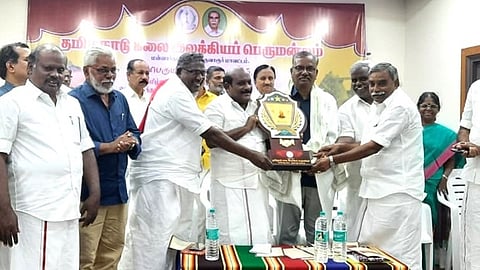 பேராசிரியர் இரா.காமராசுக்கு நினைவுப் பரிசு வழங்கும் அமைச்சர் கோவில் செழியன்.