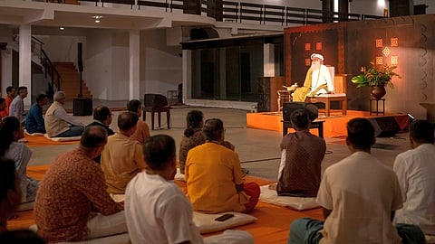 கோவை ஈஷா யோகா மையத்தில் அரசு உயா் அதிகாரிகளுக்கான யோக மற்றும் தலைமைத்துவப் பயிற்சியில் பேசிய சத்குரு ஜக்கி வாசுதேவ்.