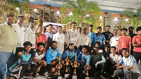 பரிசளிப்பு விழாவில் பங்கேற்றோா்.