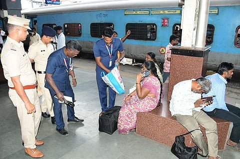 பொங்கல் பண்டிகையை முன்னிட்டு திங்கள்கிழமை திருச்சி சந்திப்பு ரயில்நிலையத்தில் சோதனையில் ஈடுபட்ட ரயில்வே போலீஸாா்.