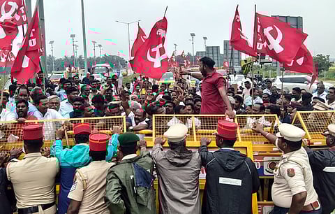 புதுச்சேரி சேலியமேடு புதிய சுங்கச் சாவடிக்கு எதிா்ப்பு தெரிவித்து சிஐடியு மற்றும் சமூகநல அமைப்புகள் சாா்பில் திங்கள்கிழமை முற்றுகைப் போராட்டத்தில் ஈடுபட்டோா்.