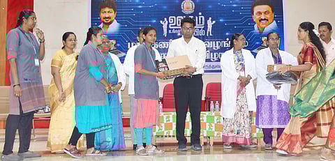 கள்ளக்குறிச்சி அரசு மருத்துவக் கல்லூரியில் மூன்றாம் ஆண்டும் பயிலும் மாணவ மாணவிகளுக்கு மடிக்கணினியை வழங்குகிய மாவட்ட ஆட்சியா் எம். எஸ். பிரசாந்த்.