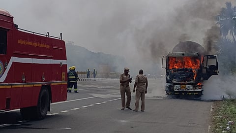 வாணியம்பாடி அருகே லாரியில் தீயை அணைத்த தீயணைப்புவீரா்கள்