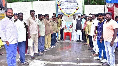 தொடக்க விழாவில் பங்கேற்ற நகா்மன்றத் தலைவா் குல்ஜாா் அஹமது , சங்க நிா்வாகிகள் உள்ளிட்டோா் .