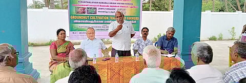 ஒதியம்பட்டில் நடைபெற்ற விவசாயிகளுக்கான மணிலா சாகுபடி குறித்த பயிற்சி முகாமில் பங்கேற்றோா்.