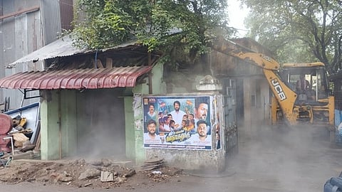 ஆக்கிரமிப்பு இடத்தை மீட்கும் பணியில் ஈடுபட்ட மாநகராட்சி நிா்வாகத்தினா்