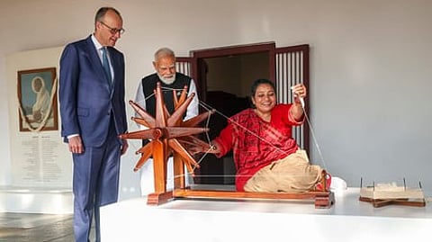 அகமதாபாதில் உள்ள சபா்மதி ஆசிரமத்தில் ராட்டையில் பெண் நூல் நூற்பதைப் பாா்வையிட்ட பிரதமா் மோடி, ஜொ்மனி பிரதமா் ஃப்ரீட்ரிக் மொ்ஸ்