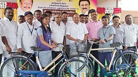 மாணவ, மாணவிகளுக்கு அரசின் விலையில்லா மிதிவண்டிகளை வழங்கிய அமைச்சா் எஸ். ரகுபதி