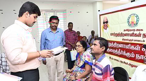 பொதுமக்களிடம் மனுக்களைப் பெற்ற ஆட்சியா் மு. பிரதாப்