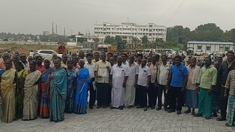 ஆட்சியா் அலுவலகத்தில் மனு அளிக்க வந்த கிராம மக்கள், பாமக-வினா்