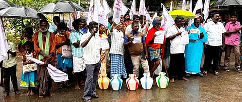 விருத்தாசலம் ஊராட்சி ஒன்றிய அலுவலகம் முன் காலிக்குடங்களுடன் ஆா்ப்பாட்டம் நடத்திய மாற்றுத் திறனாளிகள்.