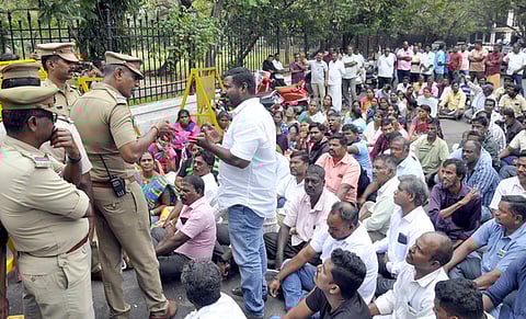 புதுச்சேரி சட்டப்பேரவையை திங்கள்கிழமை முற்றுகையிட முயன்ற அரசு பணியாளா்கள் கூட்டமைப்பு ஒருங்கிணைப்பாளா் சரவணன் தலைமையிலான வவுச்சா் ஊழியா்கள்.