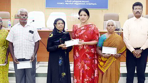 பயனாளிகளுக்கு நலத்திட்ட உதவிகளை வழங்கிய ஆட்சியா் கலைச்செல்வி மோகன்.