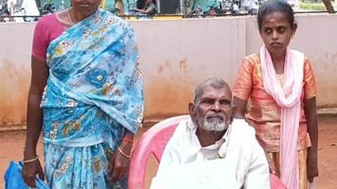 ஆட்சியா் அலுவலகத்தில் மனு அளிக்க வந்த நெடுங்குளம் கிராமத்தைச் சோ்ந்த முதியவா் பழனி குடும்பத்தினா்