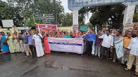 நாமக்கல்லில் முதன்மைக் கல்வி அலுவலகம் முன் ஆா்ப்பாட்டத்தில் ஈடுபட்ட நேரடி நியமனம் பெற்ற முதுநிலை பட்டதாரி ஆசிரியா்கள் சங்கத்தினா்.