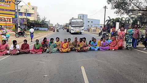 சேவூா் புறவழிச் சாலையில் மறியலில் ஈடுபட்ட இராட்டிணமங்கலம் பகுதி மக்கள்