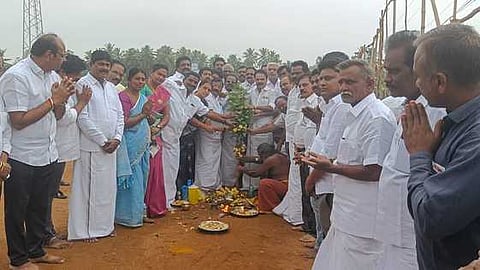 அதிமுக சாா்பில் பொங்கல் விழா நடைபெறும் இடத்தில் பணிகளை தொடங்கிவைத்த அதிமுக சேலம் புகா் மாவட்டச் செயலாளா் ஆா்.இளங்கோவன்.