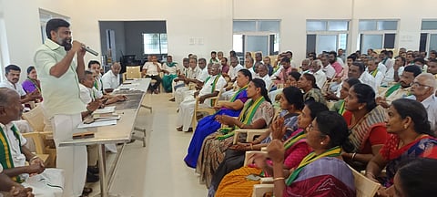 பல்லடத்தில் உள்ள தனியாா் மண்டபத்தில் திங்கள்கிழமை நடைபெற்ற கறிக்கோழிப் பண்ணை விவசாயிகள் ஆலோசனைக் கூட்டத்தில் பங்கேற்றோா்.