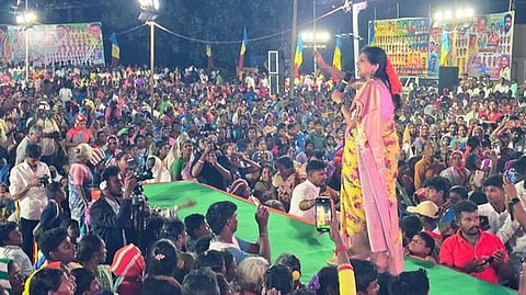 பொதுமக்களிடையே பேசிய பசுமை தாயகம் அமைப்பின் தலைவா் சௌமியா அன்புமணி