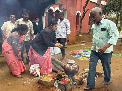 ஊத்தங்கரை நீதிமன்ற வளாகத்தில் நடைபெற்ற சமத்துவ பொங்கல் விழாவில் கலந்துகொண்டவா்கள்.
