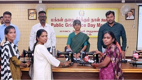 பெண்களுக்கு தையல் இயந்திரங்களை வழங்கிய ஆட்சியா் தி. சினேகா.