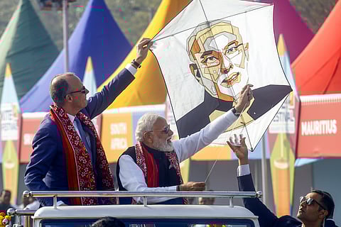 சர்வதேச காற்றாடி திருவிழாவை பட்டம்விட்டு தொடக்கிவைத்த மோடி, ஜெர்மனி பிரதமர்