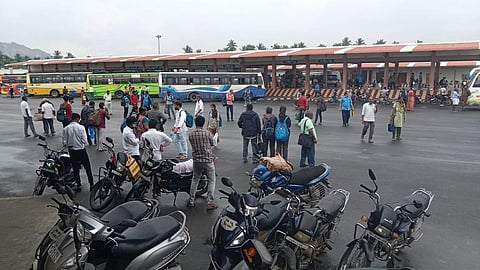 நாமக்கல் புதிய பேருந்து நிலையத்தில் திங்கள்கிழமை சொந்த ஊருக்கு செல்ல காத்திருந்த பயணிகள்.