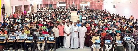 மடிக்கணினி பெற்றுக்கொண்ட ஈரோடு கலை, அறிவியல் கல்லூரி மாணவா்கள். உடன், அமைச்சா் சு.முத்துசாமி.