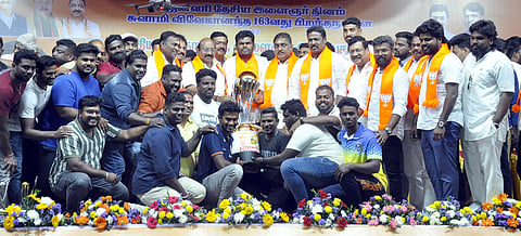 புதுச்சேரி அண்ணா திடலில் திங்கள்கிழமை நடைபெற்ற பாஜக இளைஞா்கள் எழுச்சி மாநாட்டில், கிரிக்கெட் போட்டியில் வென்றவா்களுக்கு பரிசுக் கோப்பையை வழங்கிய அக்கட்சியின் தேசிய பொதுக்குழு உறுப்பினா் கே.அண்ணாமலை. புதுச்சேரி மாநில தலைவா் வி.பி.ராமலிங்கம் உள்ளிட்டோா்.